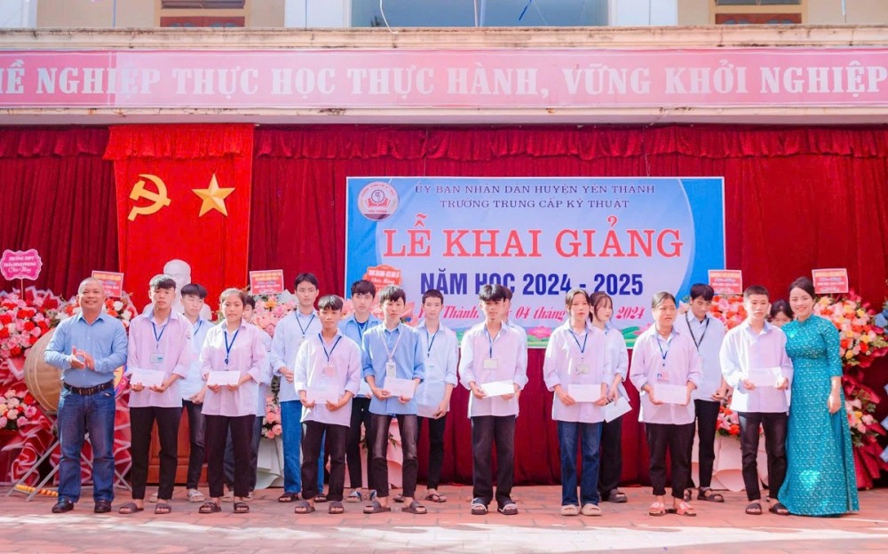 đại diện Tập đoàn Thái Bình Dương trao học bổng cho các em học sinh